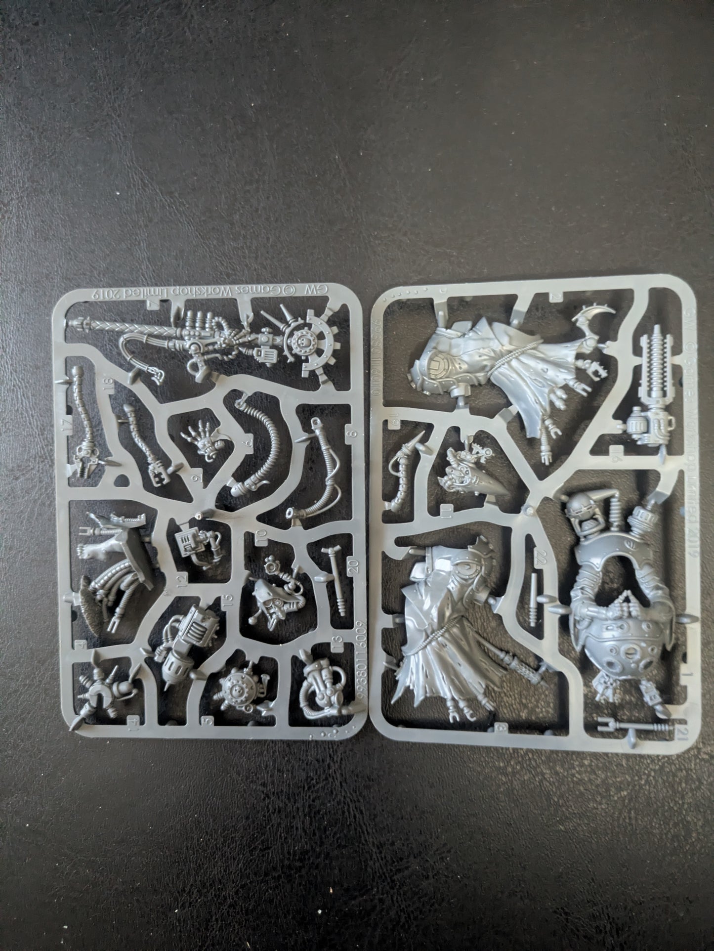 Adeptus Mechanicus Tech Priest Manipulus new on frame